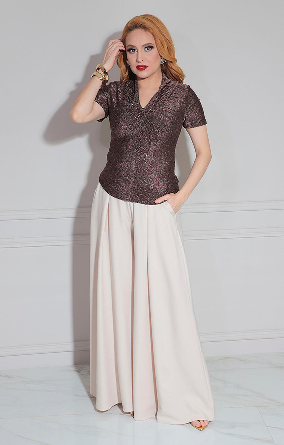 Blusa café con brillos