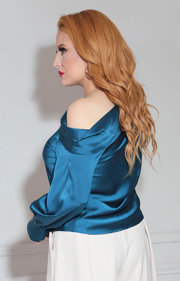 Blusa azul asimétrica