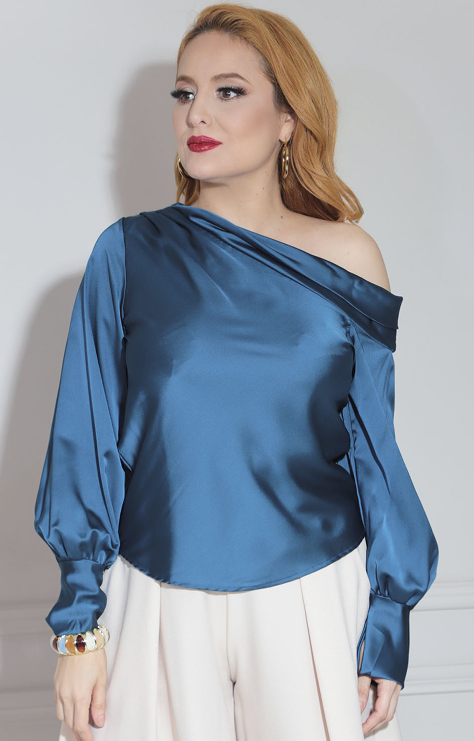 Blusa azul asimétrica