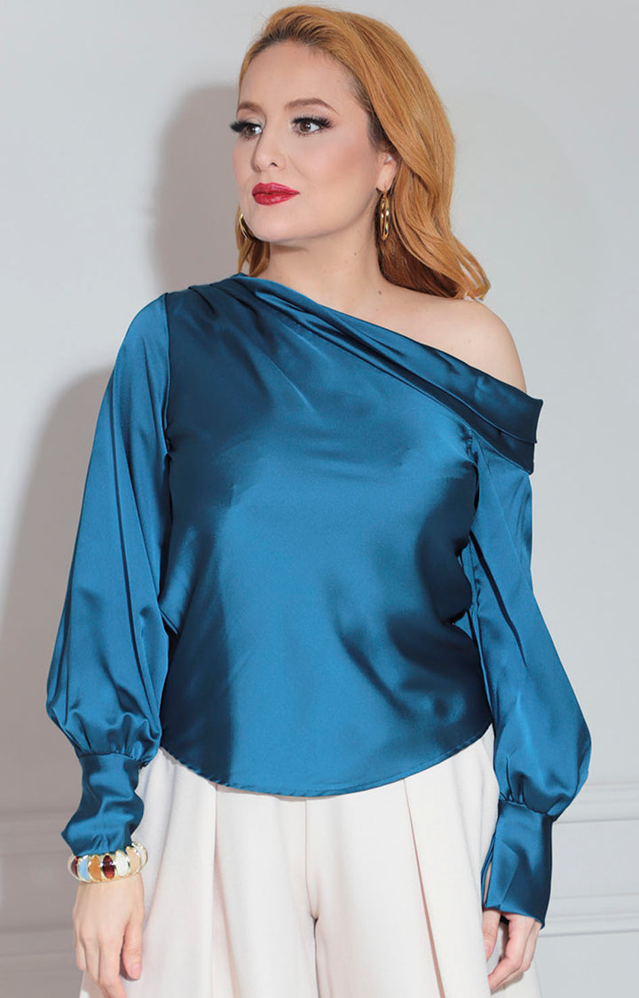 Blusa azul asimétrica