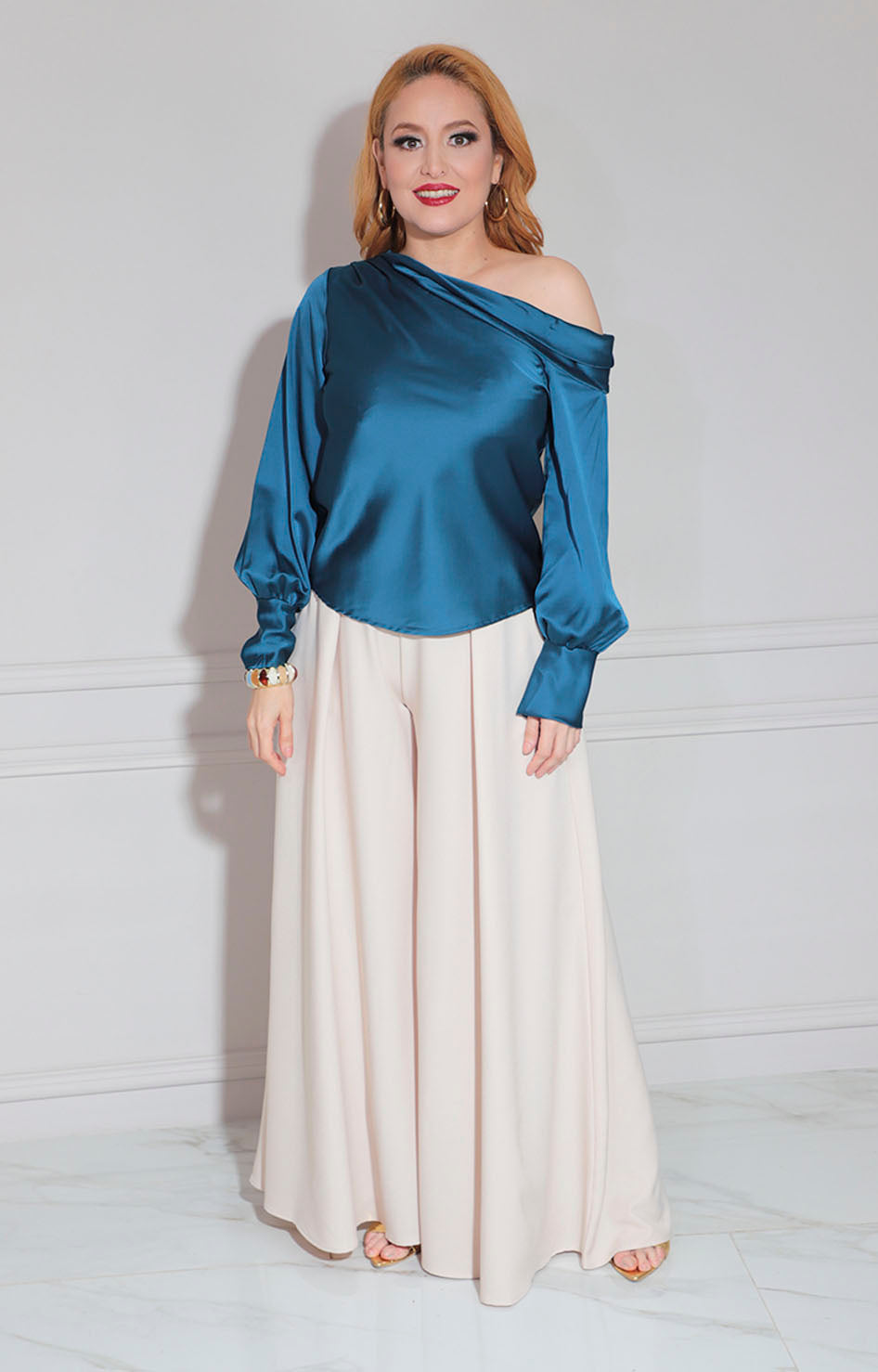 Blusa azul asimétrica