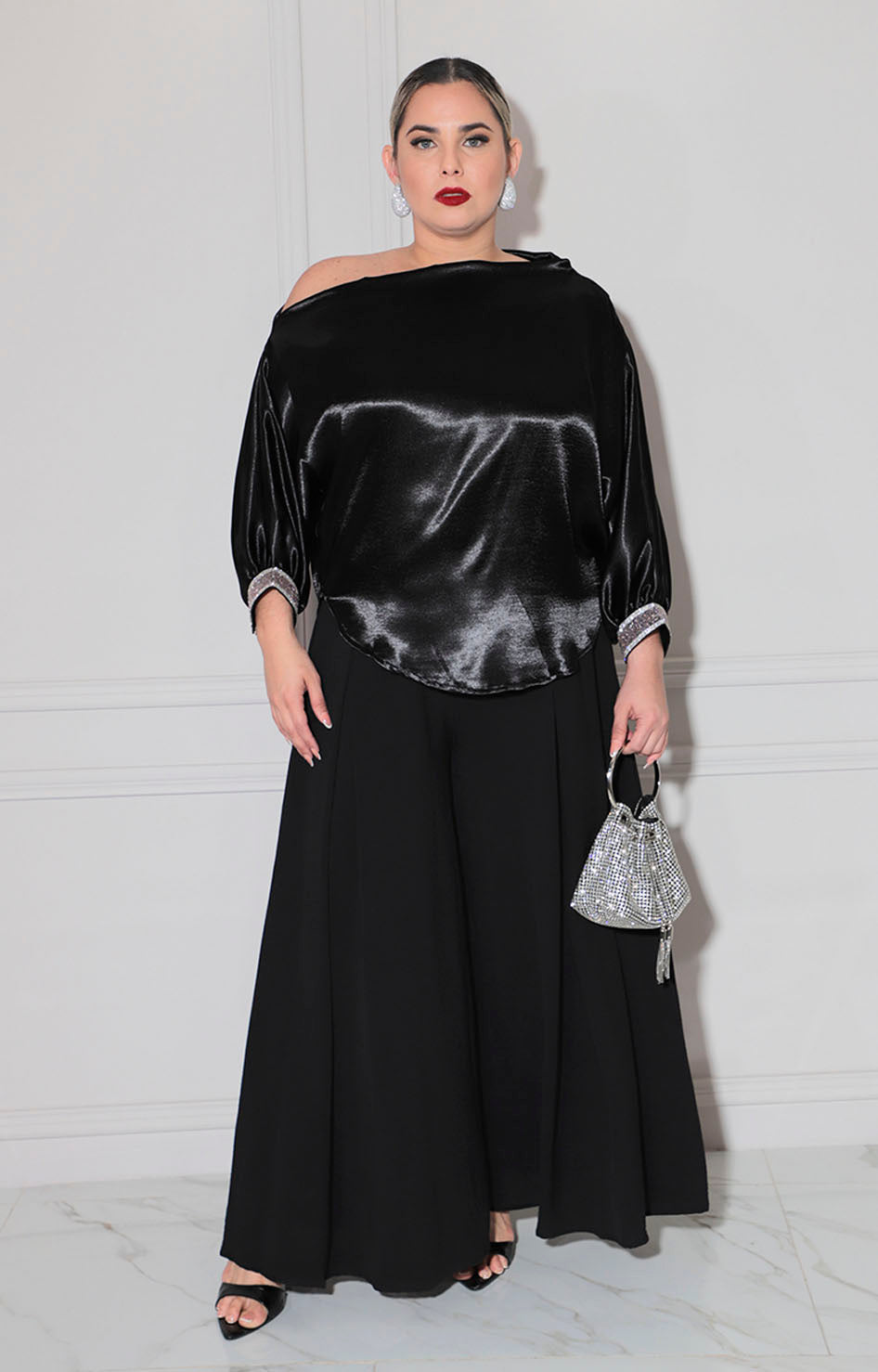 Blusa negra satinada