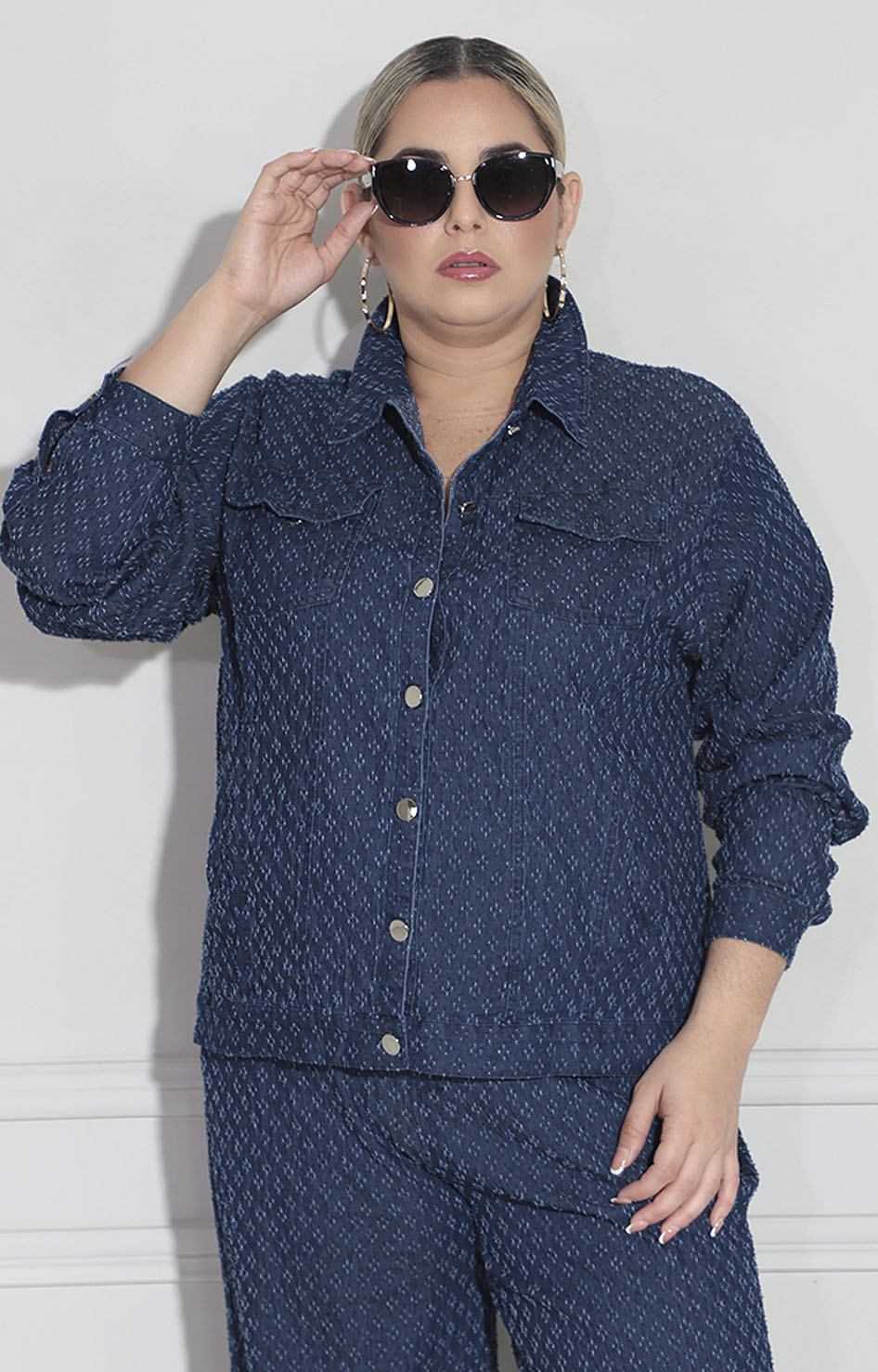 conjunto de mezclilla obscuro