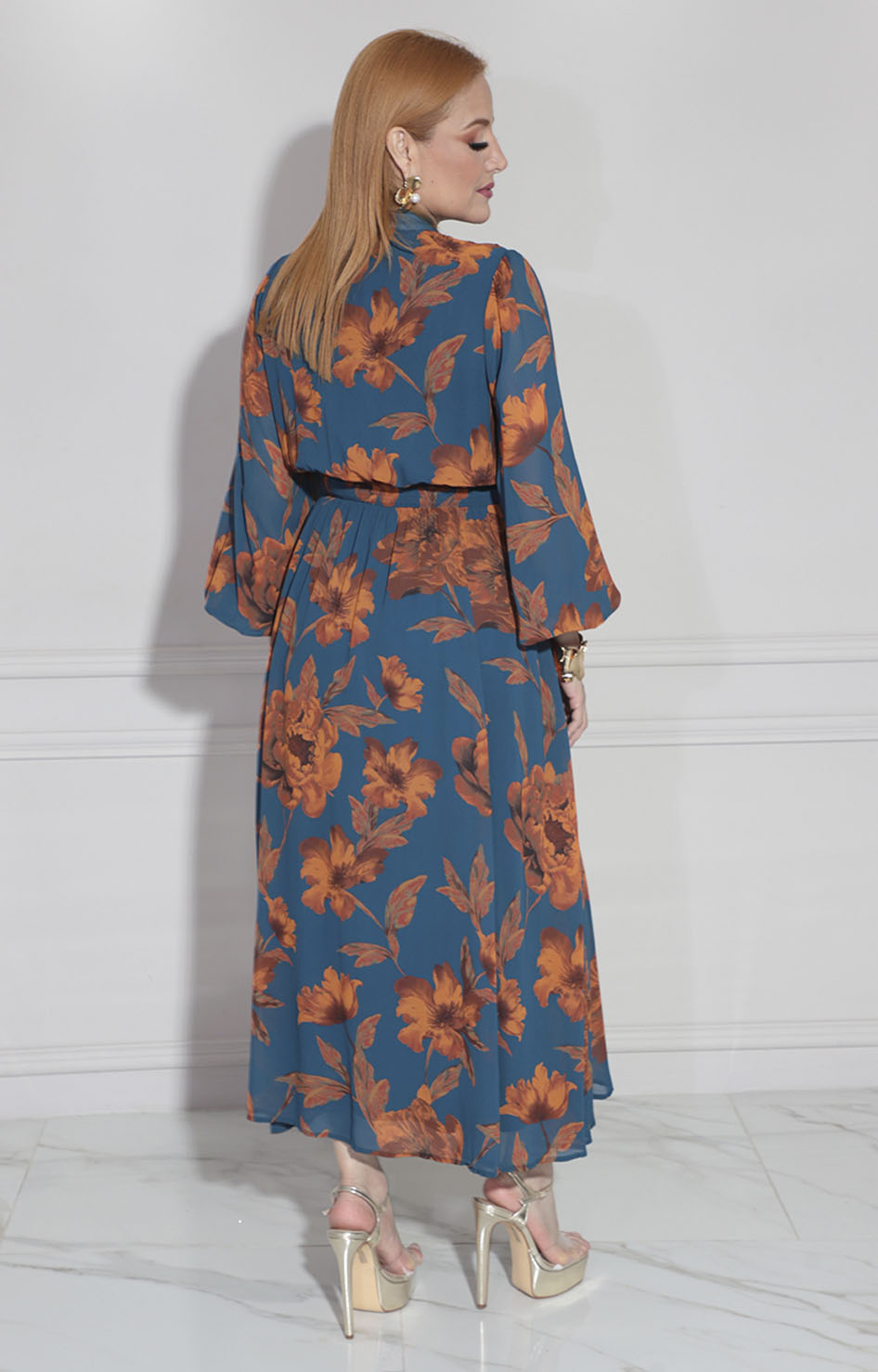 Vestido azul con hojas