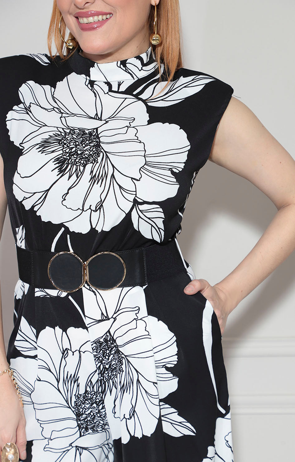 Palazzo negro con flores