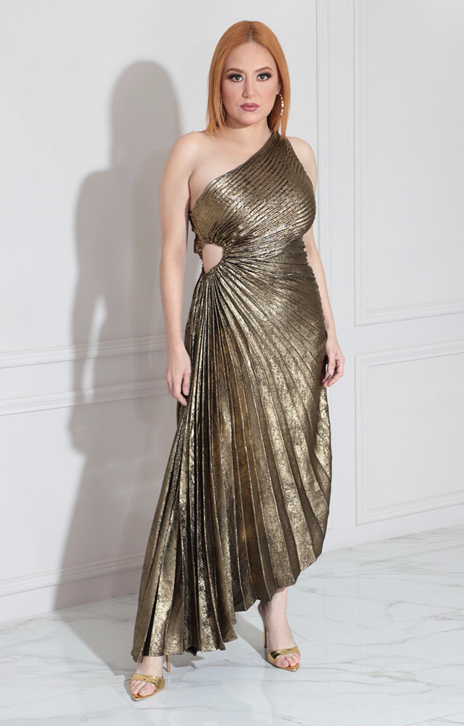 Vestido dorado asimétrico