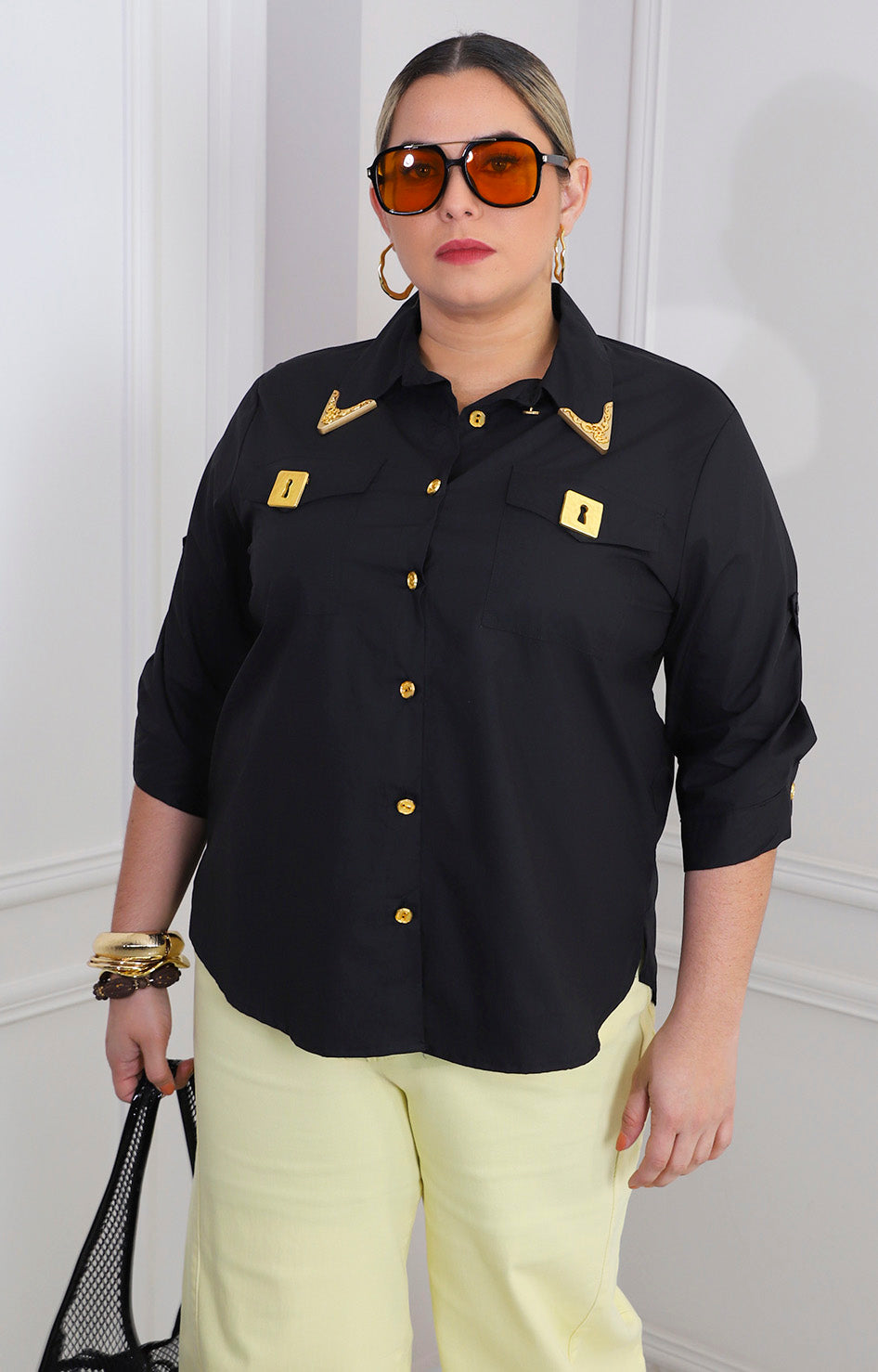 Blusa lisa con aplicaciones