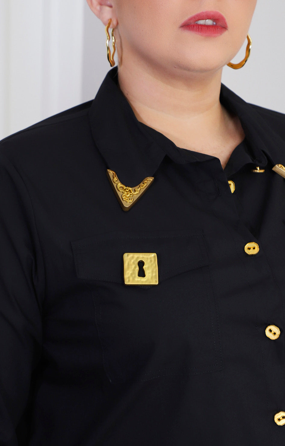 Blusa lisa con aplicaciones