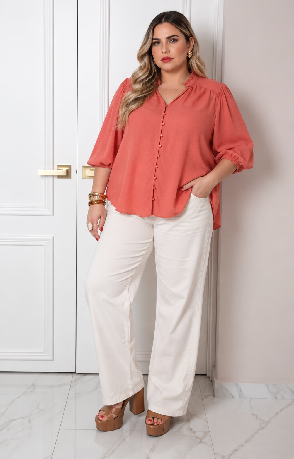 Blusa curvy Boutiquemirel con escote en V y mangas globo, tela ligera y diseño elegante para mujer.