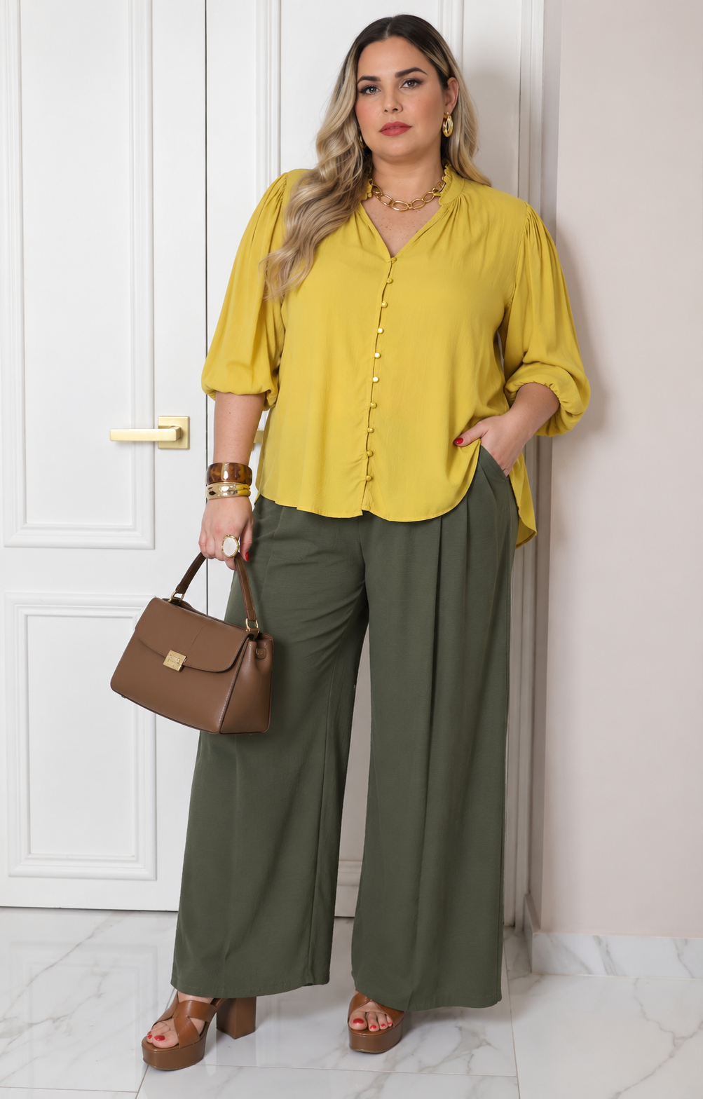 Blusa curvy Boutiquemirel con escote en V y mangas globo, diseñada para resaltar la figura femenina y estilo elegante.