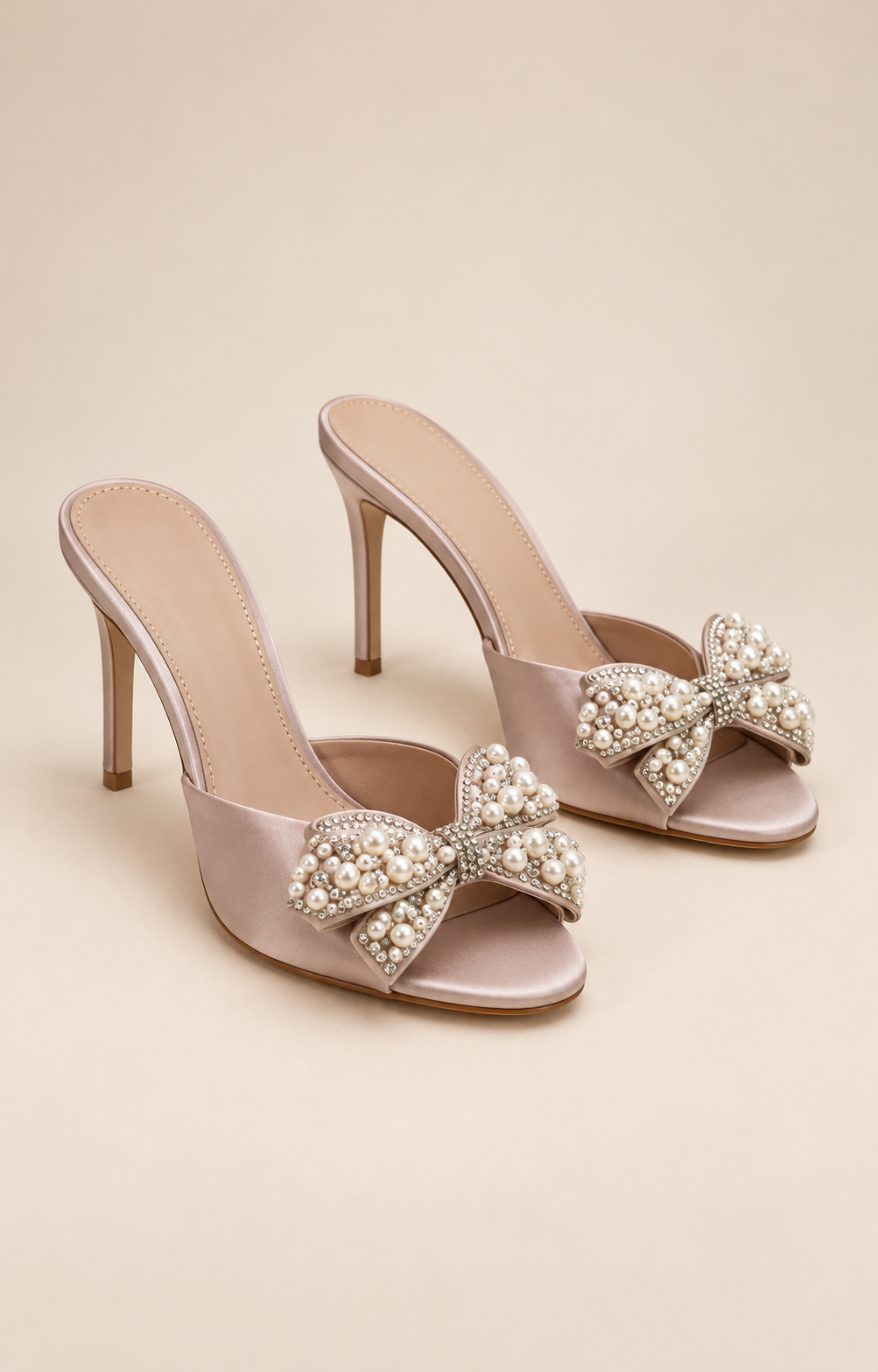 Sandalias de tacón con moño de perlas beige