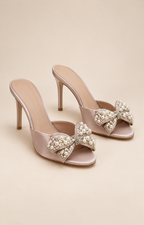 Sandalias de tacón con moño de perlas beige