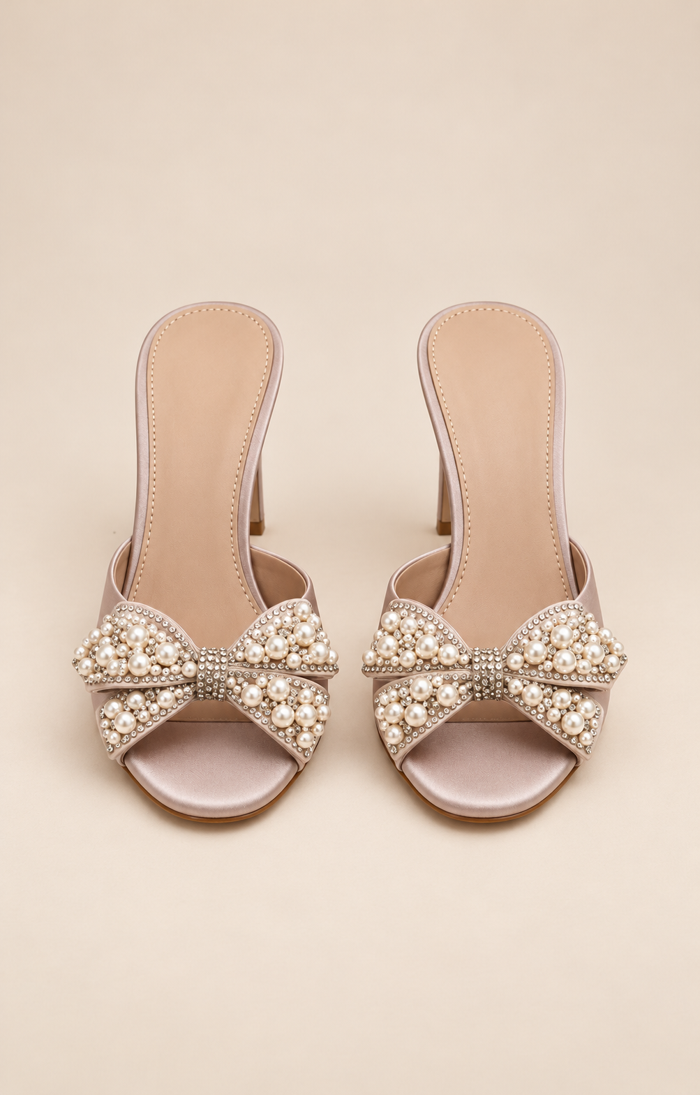Sandalias de tacón con moño de perlas beige