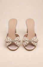 Sandalias de tacón con moño de perlas beige