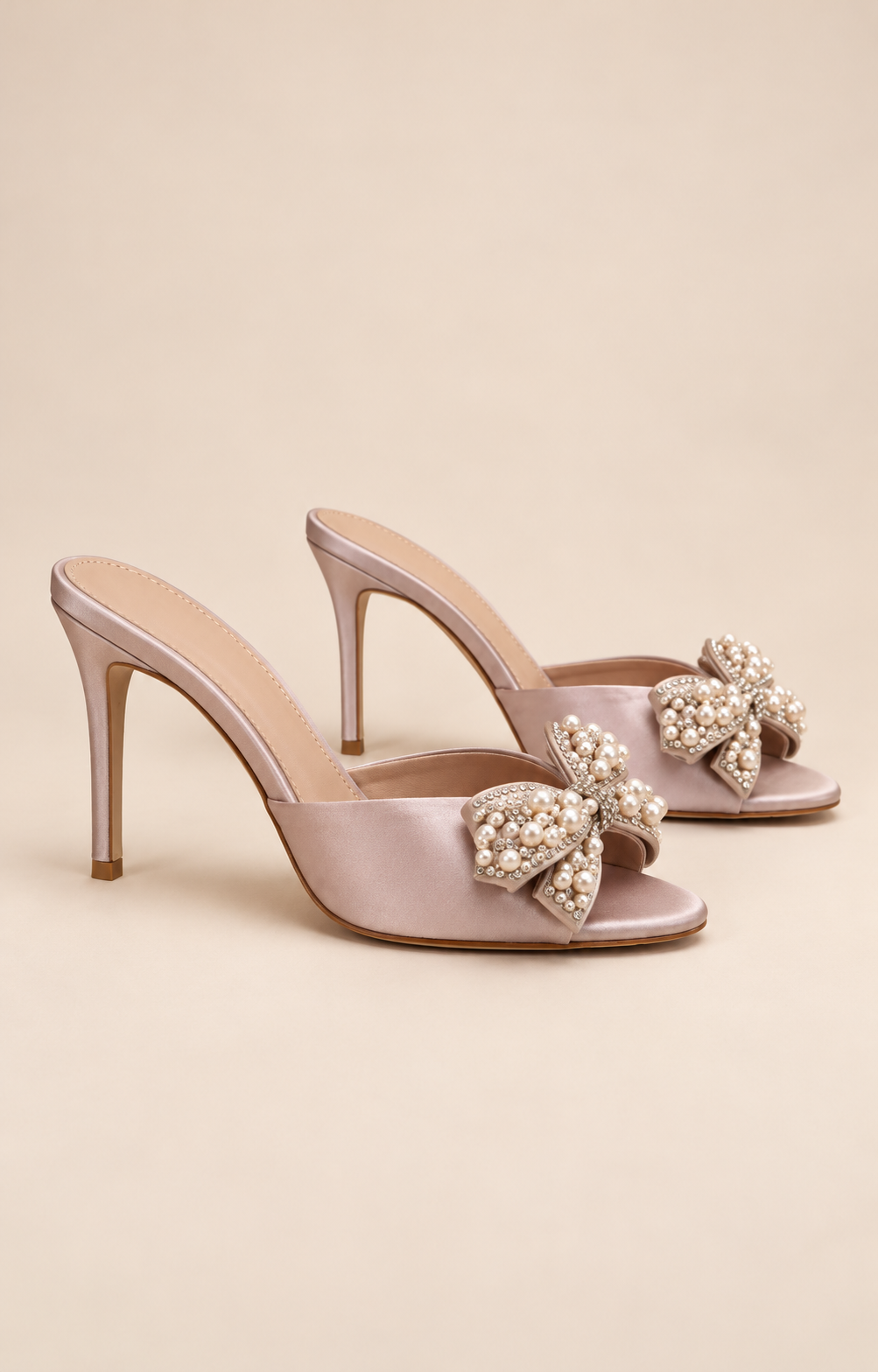 Sandalias de tacón con moño de perlas beige