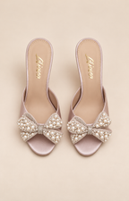 Sandalias de tacón con moño de perlas beige