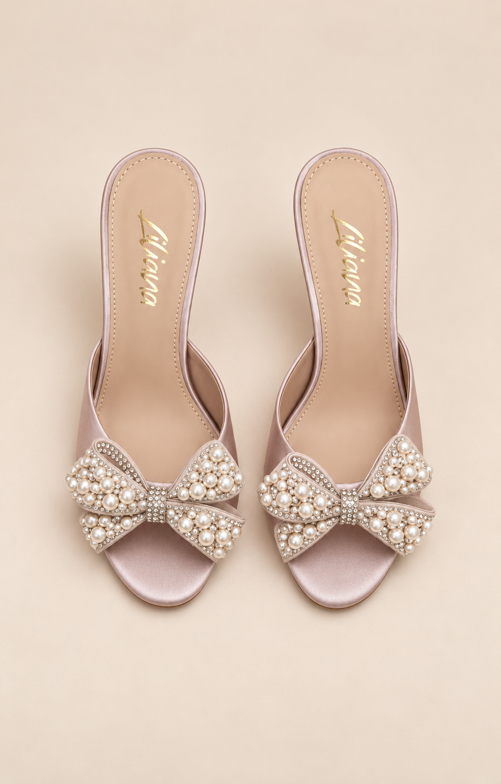 Sandalias de tacón con moño de perlas beige