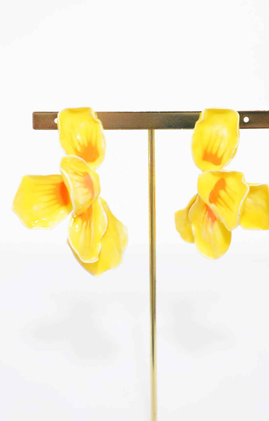 Aretes amarillos de media flor - ARETE Boutiquemirel 