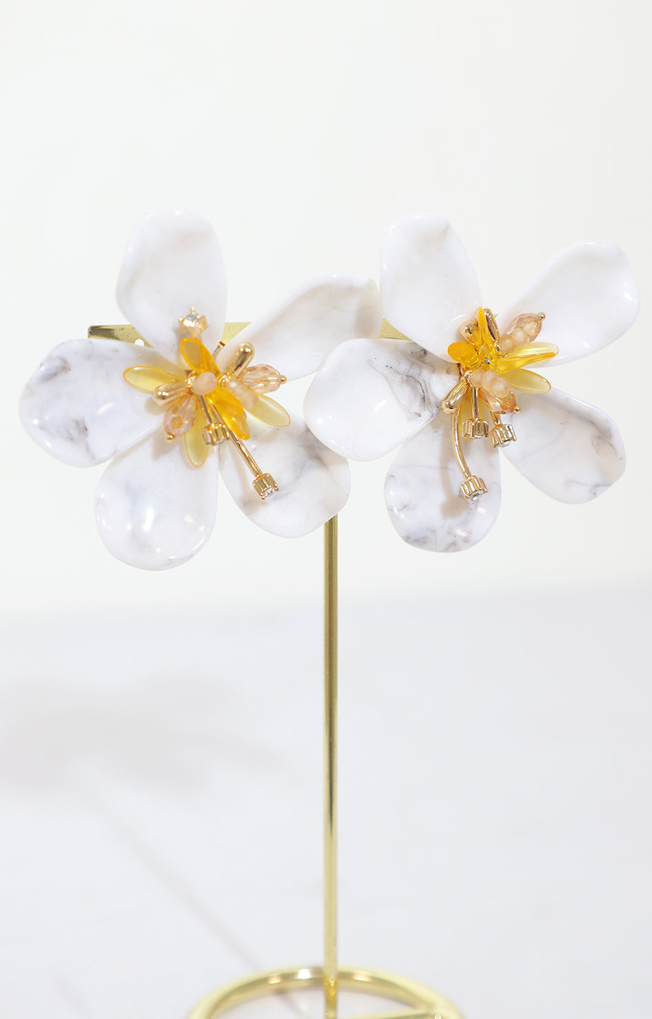 Aretes blancos de maxi flor - ARETE Boutiquemirel 