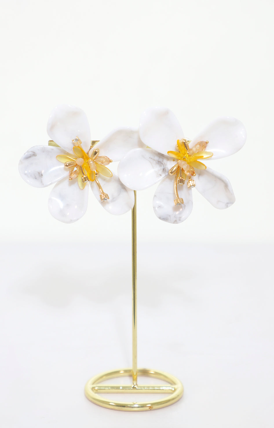 Aretes blancos de maxi flor - ARETE Boutiquemirel 