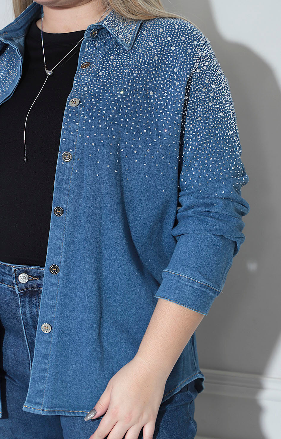 Blusa denim con brillos