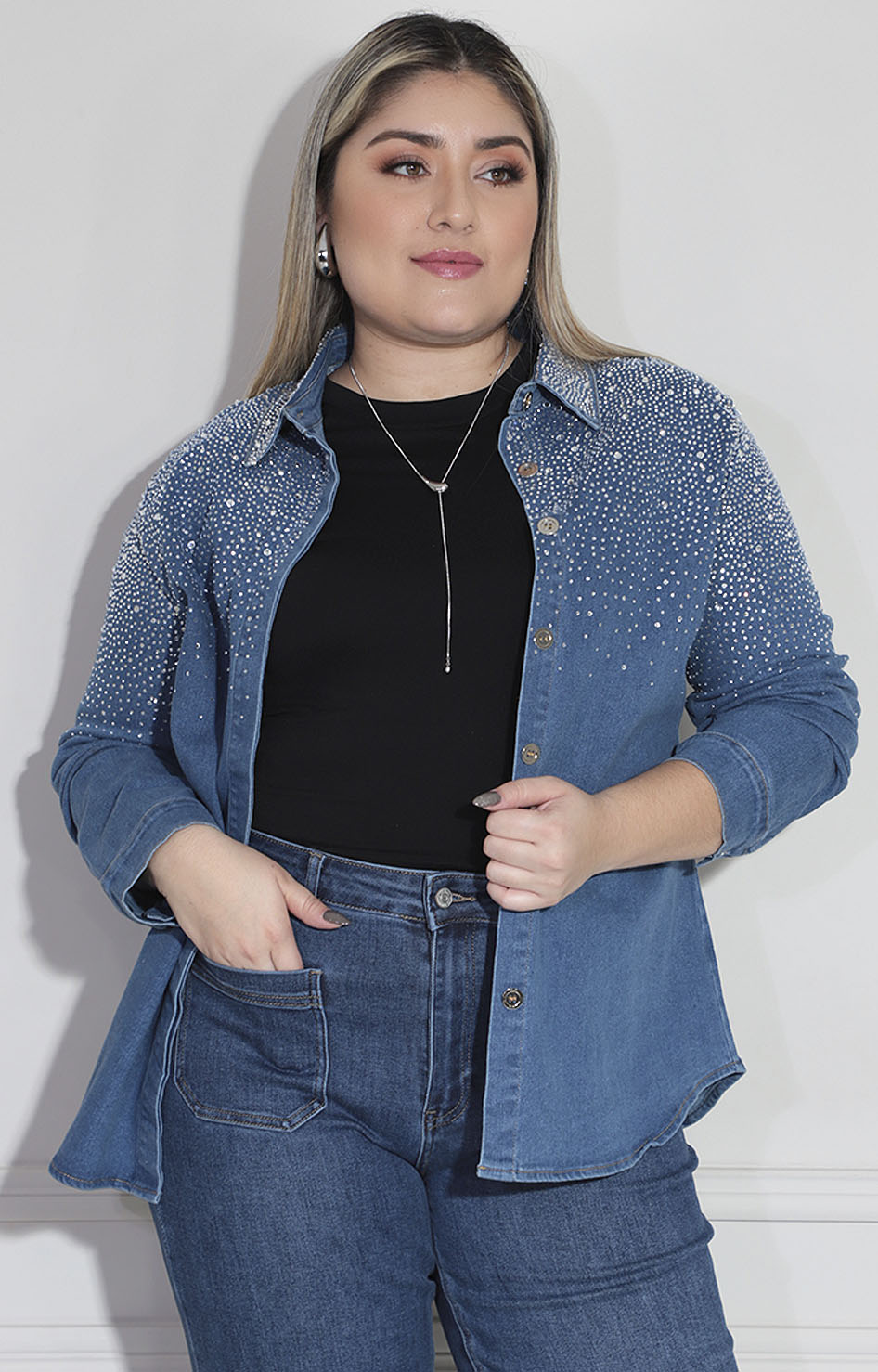 Blusa denim con brillos