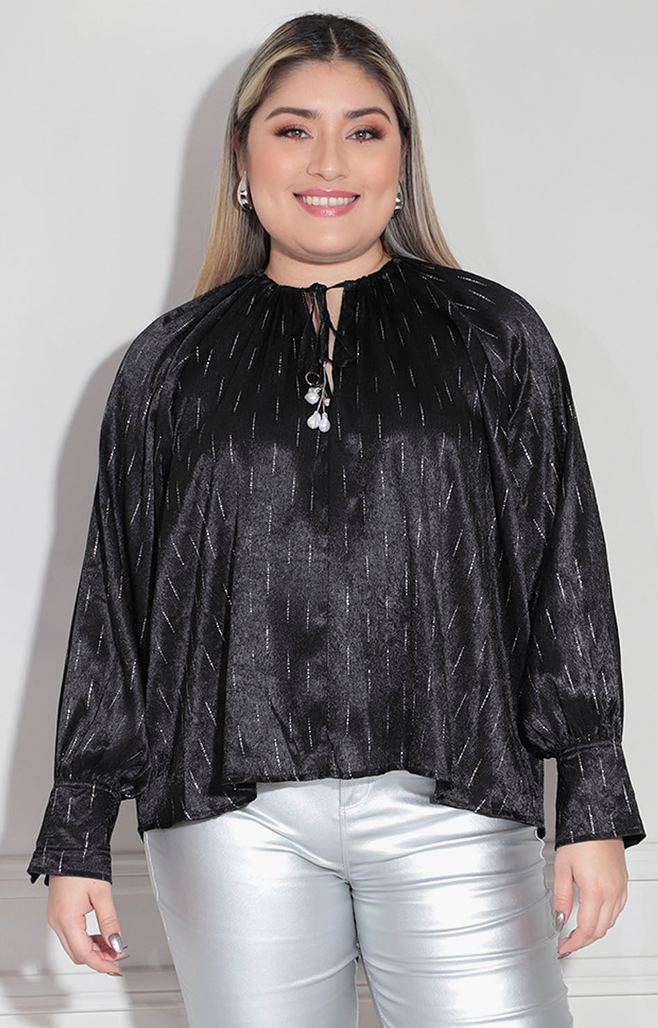 Blusa negra con brillos