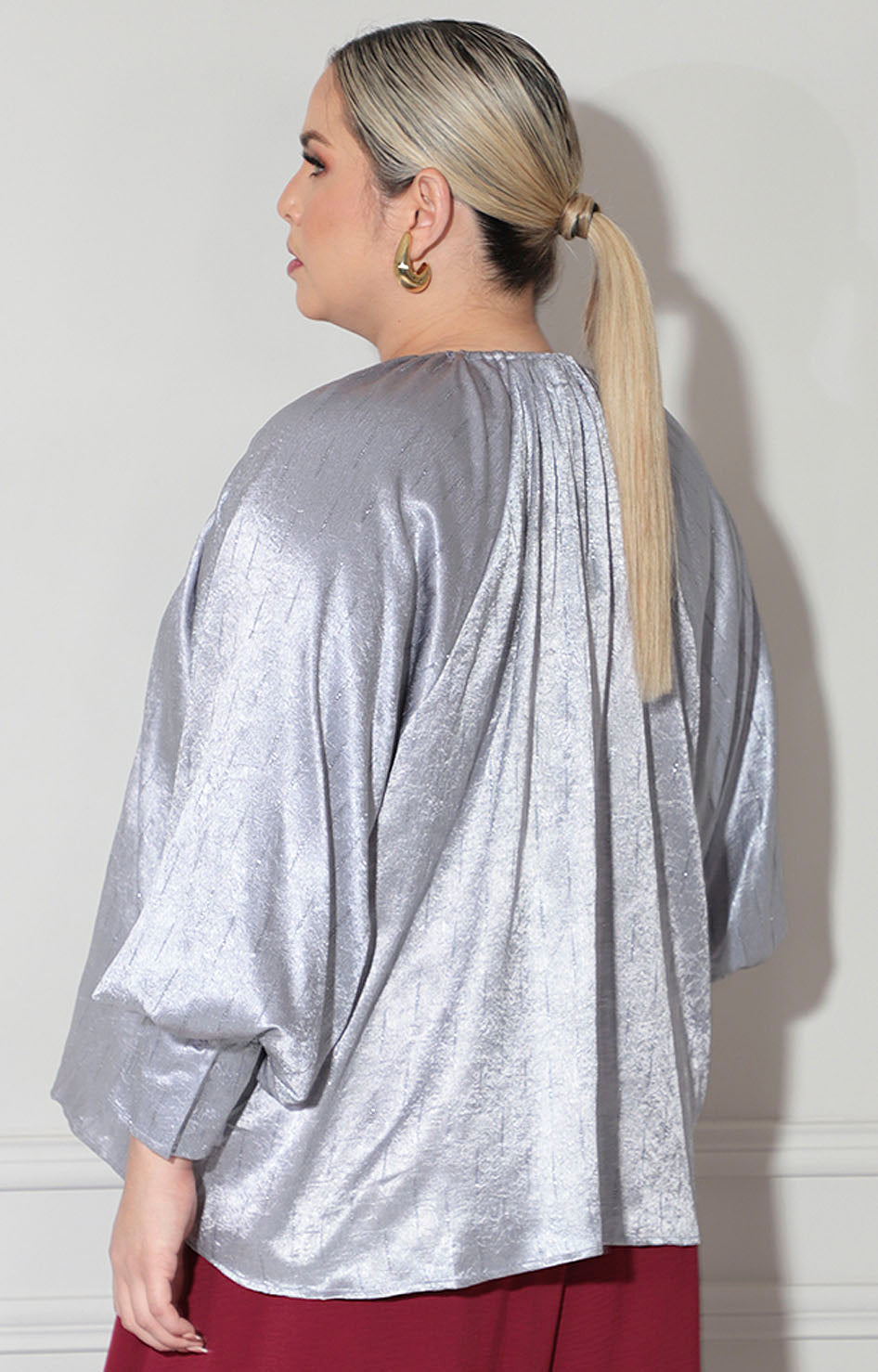 Blusa gris metálica