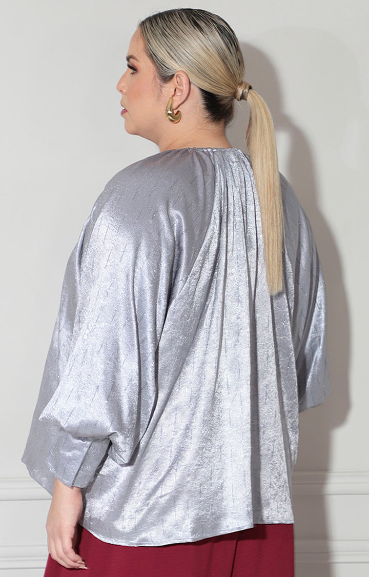 Blusa gris metálica
