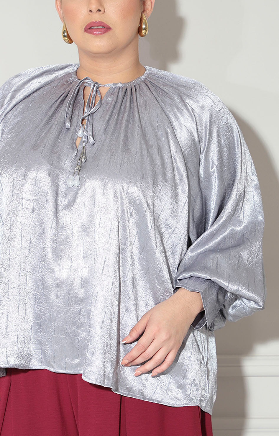 Blusa gris metálica