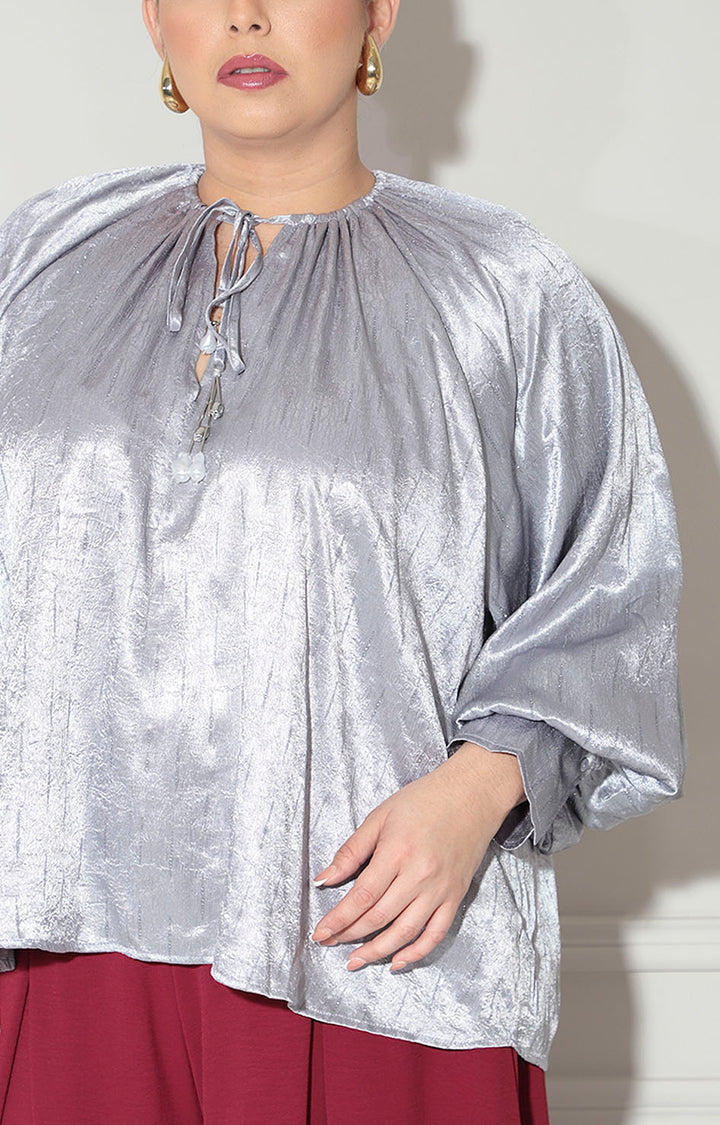 Blusa gris metálica
