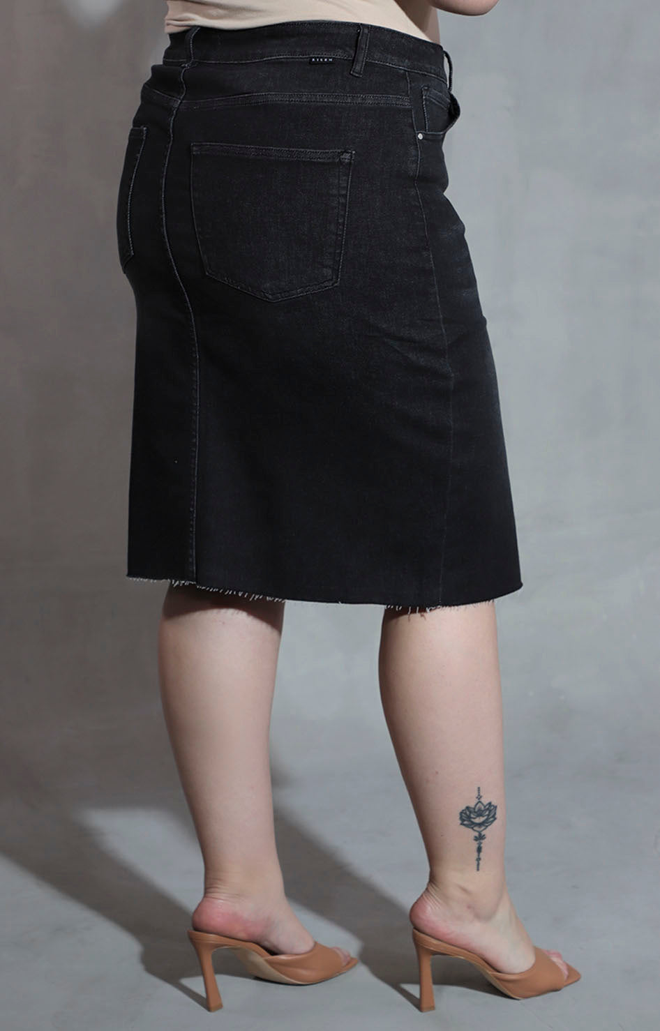 Falda negra de mezclilla con abertura frontal - FALDA XL Boutiquemirel 