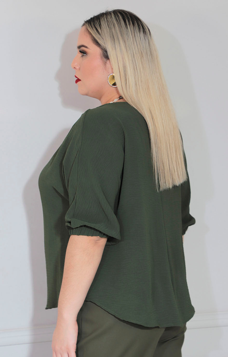 Blusa verde con collar
