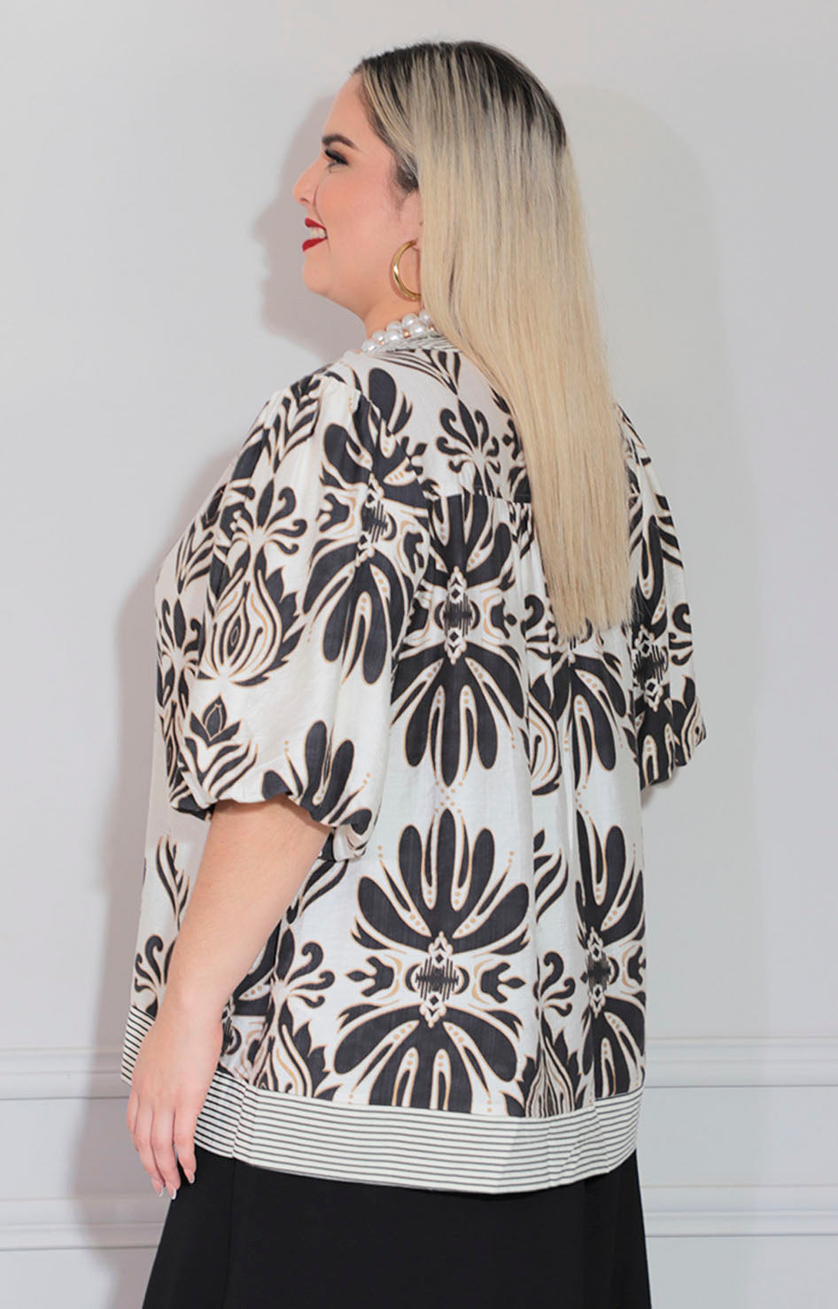 Blusa beige con hojas