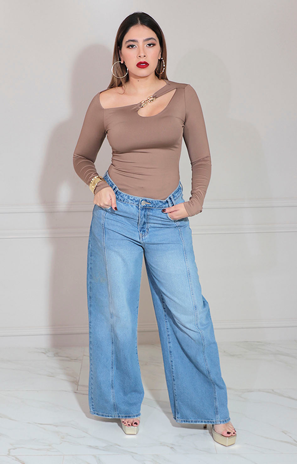 Blusa café con hebilla