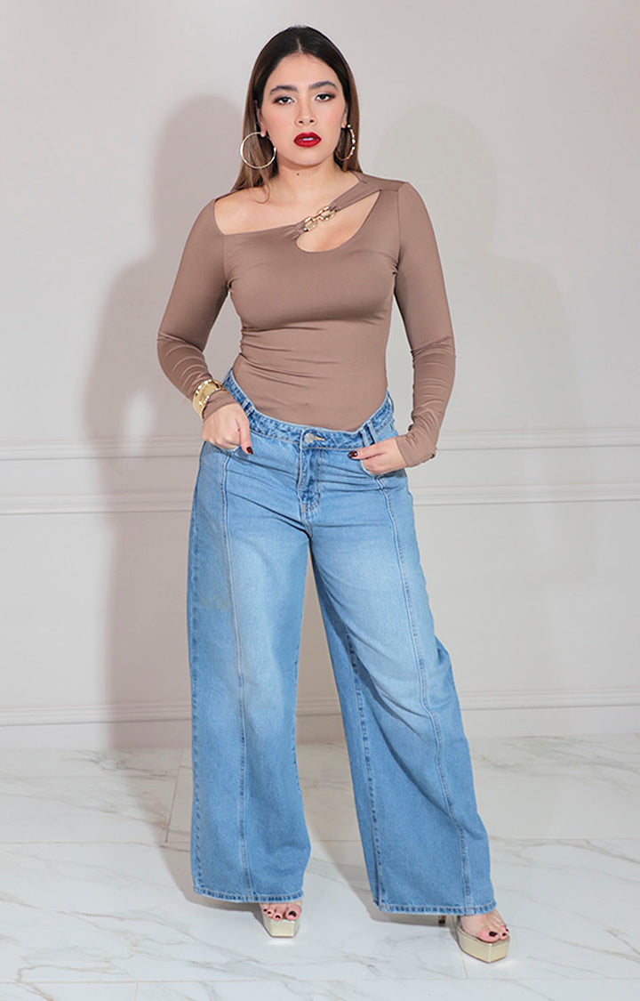 Blusa café con hebilla