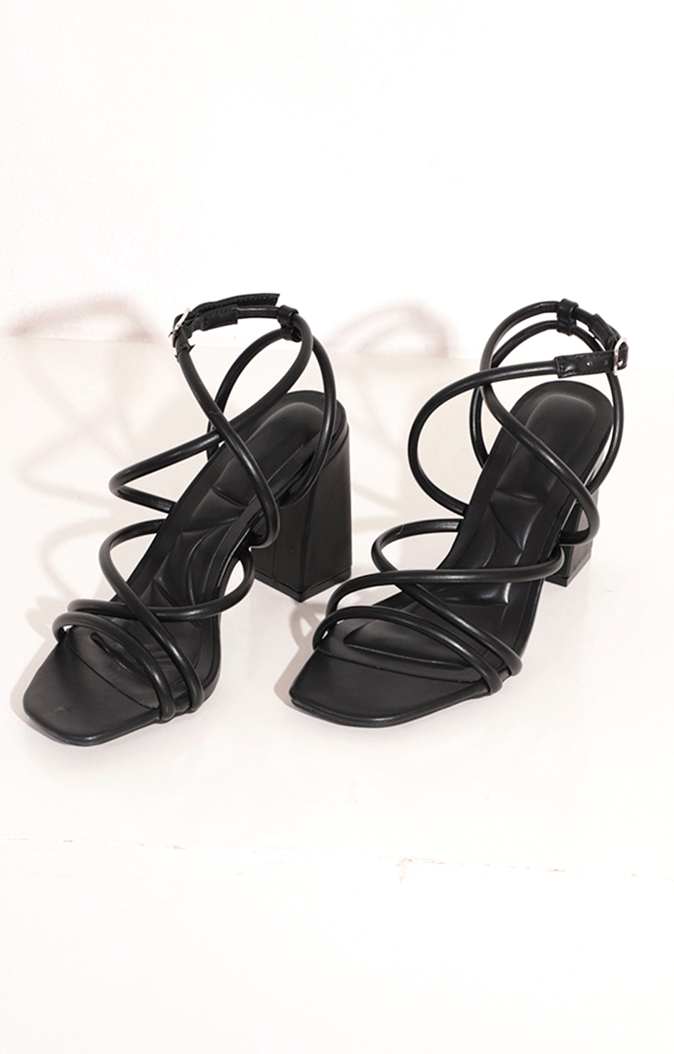 Zapatilla negra con lazos delgados - ZAPATO Boutiquemirel 