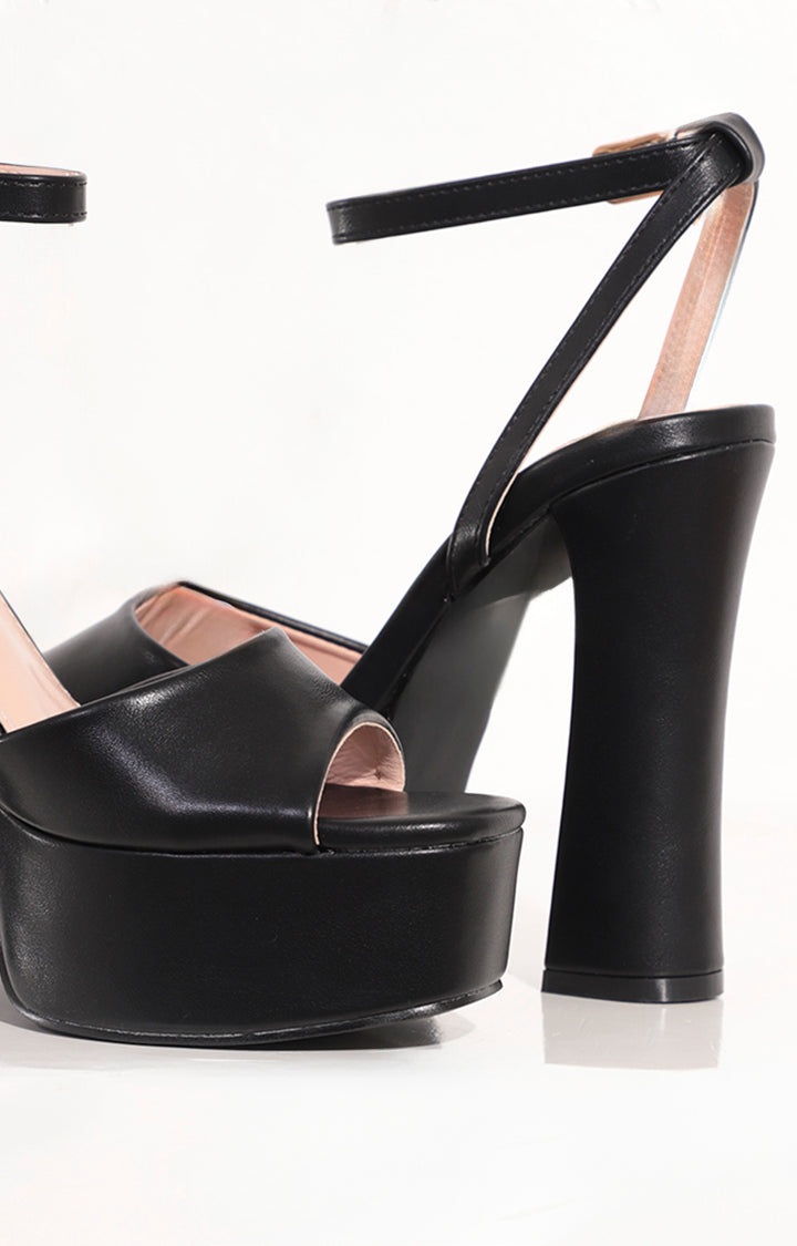 Zapatilla negra con pulsera - ZAPATO Boutiquemirel 