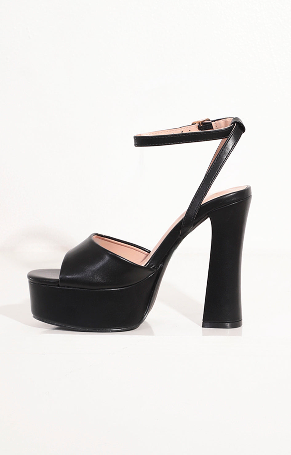 Zapatilla negra con pulsera - ZAPATO Boutiquemirel 