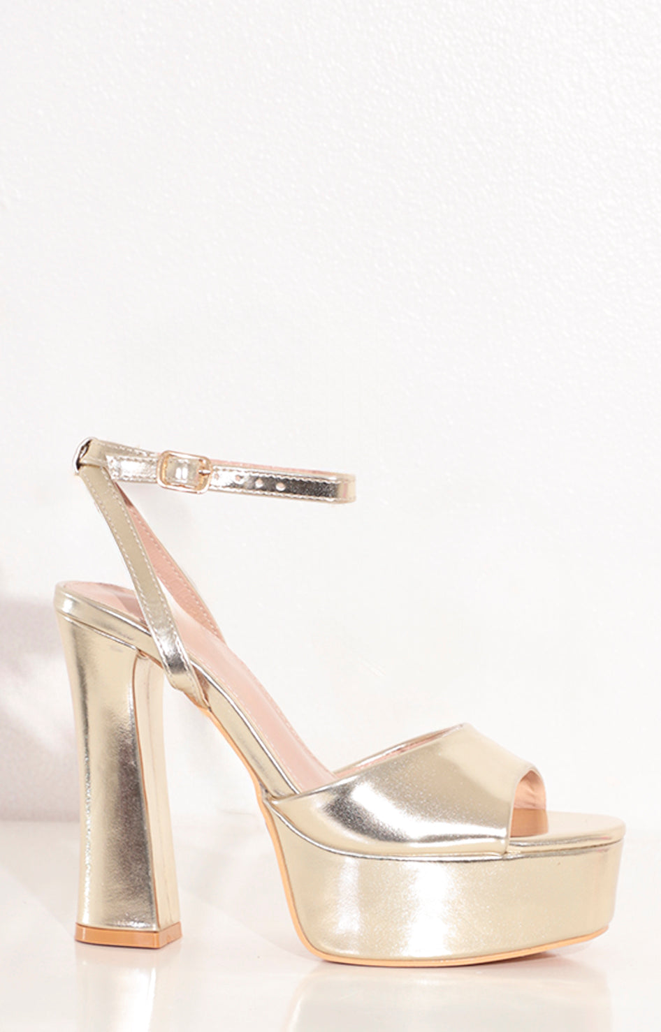 Zapatilla dorada con pulsera - ZAPATO Boutiquemirel 