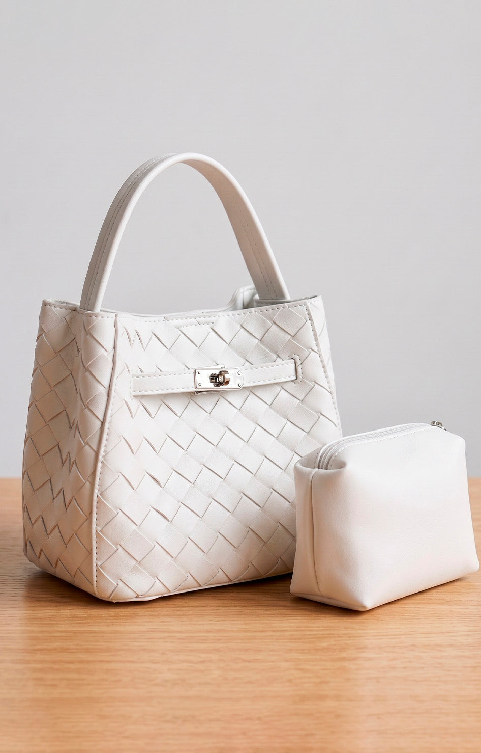 Bolsa tote trenzada con cosmetiquera