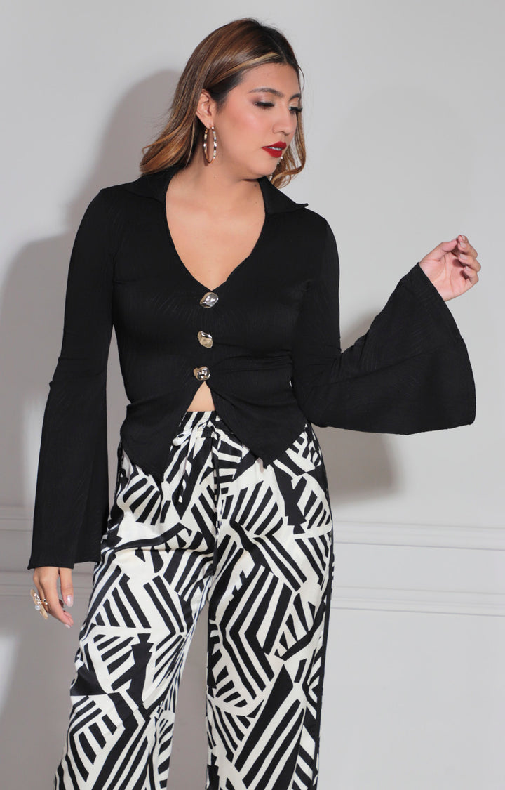 Blusa negra con manga larga