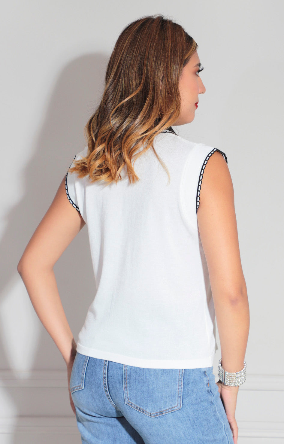 Blusa blanca con mascada