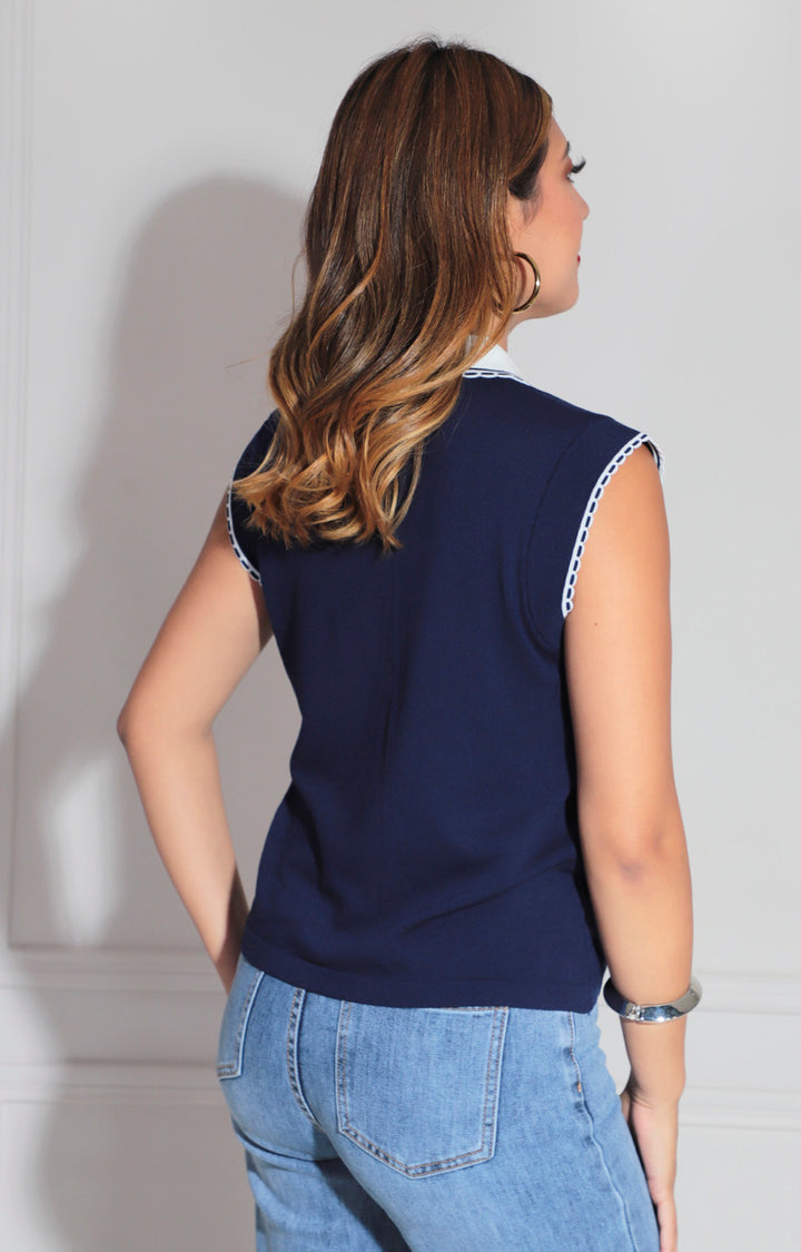 Blusa azul marino con mascada