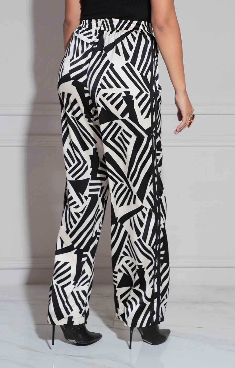 Pantalón negro estampado