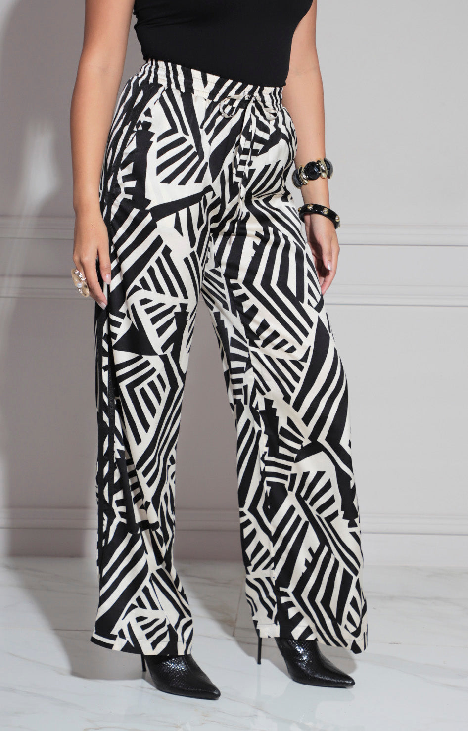 Pantalón negro estampado