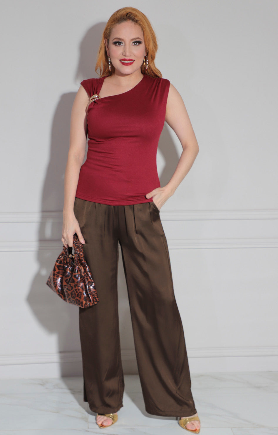 Blusa roja con hebilla