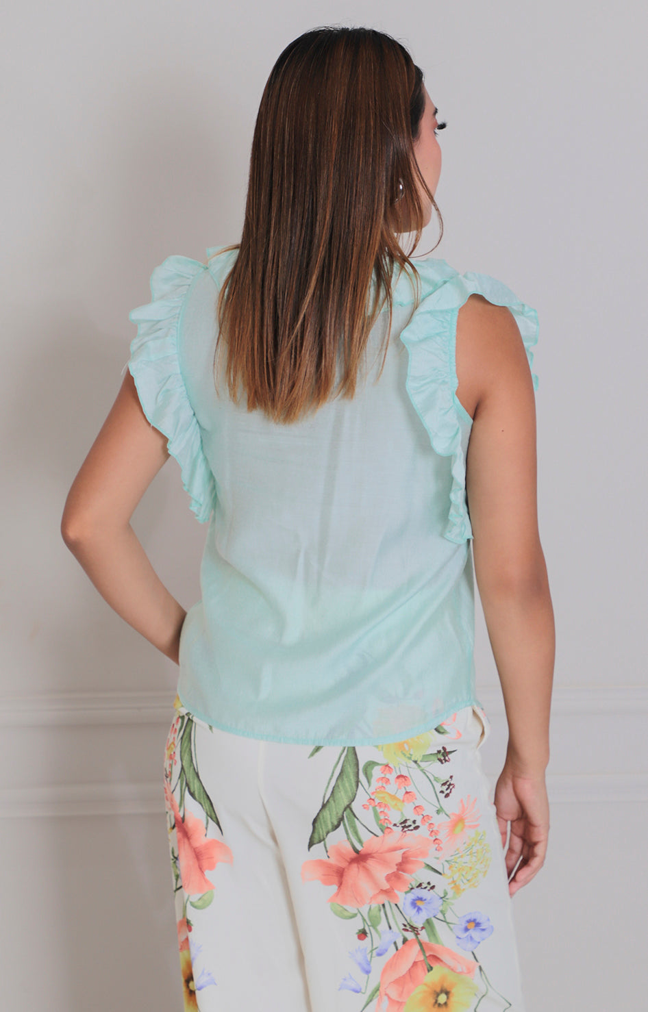 Blusa con botones y volantes frontal - BLUSAS REGULAR Boutiquemirel 