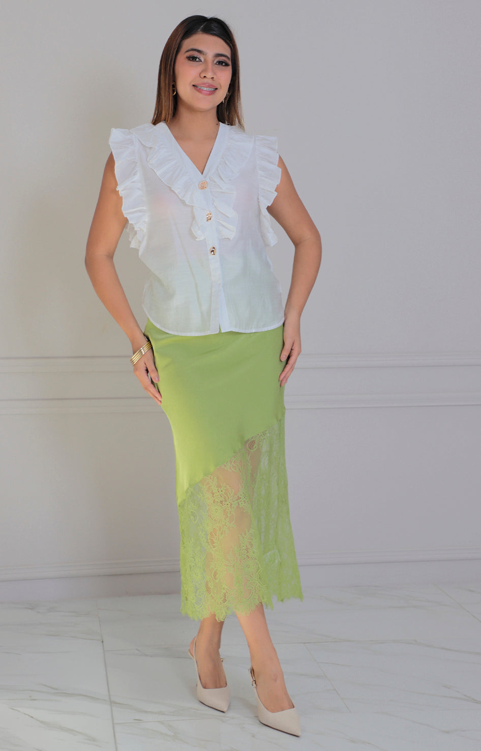 Blusa con botones y volantes frontal - BLUSAS REGULAR Boutiquemirel 