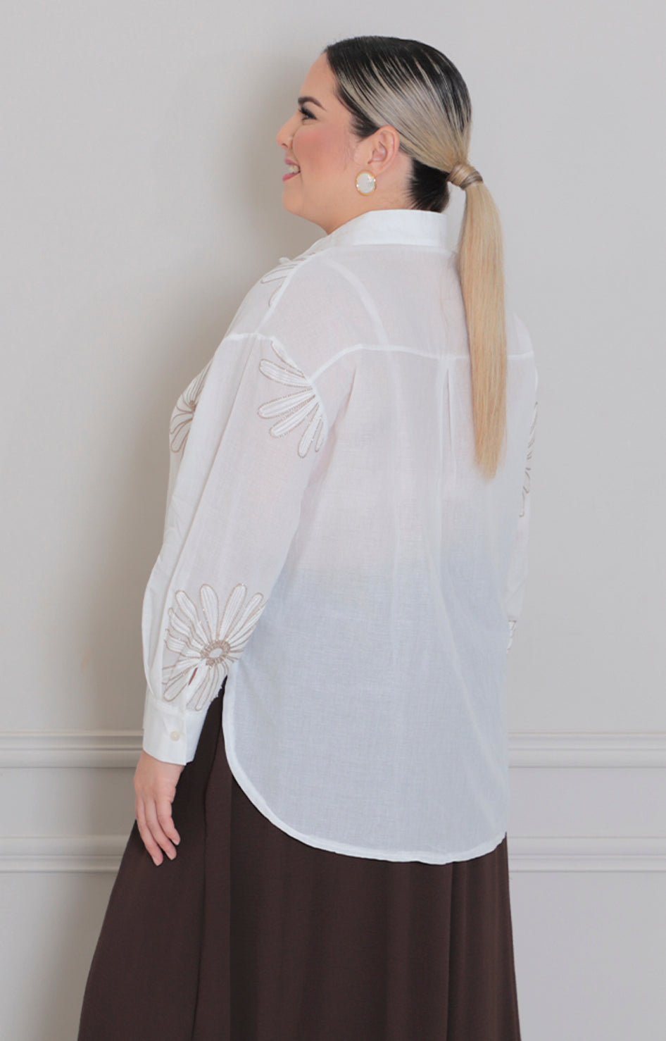 Blusa cafè de botones con bordado - BLUSA CURVY Boutiquemirel 